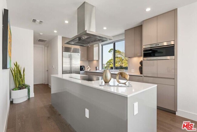 Photo - 728 N Sweetzer Ave Unit 401