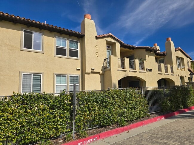 Building Photo - Beautiful Upgraded 2 Bedroom 2 Bathroom Townhouse in Gated Community – Santa Clarita