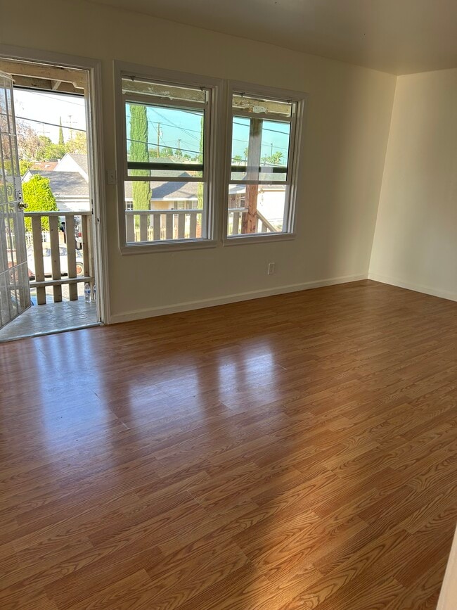 Freshly painted spacious living room with view to the mountains. - 225 E Fremont Sq Unit Duplex