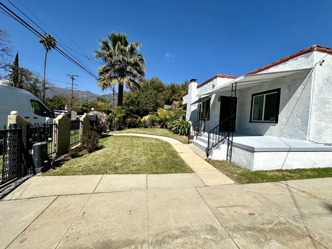 Front of house (newly painted) - 1968 El Molino Ave