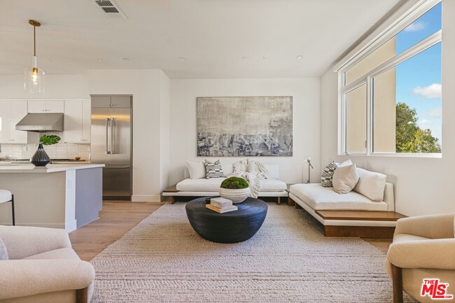 Photo - 3218 S Barrington Ave