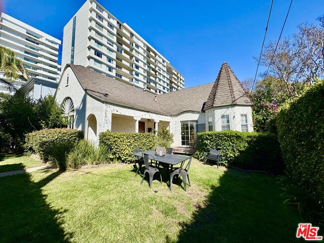 Photo - 804 N Doheny Dr House