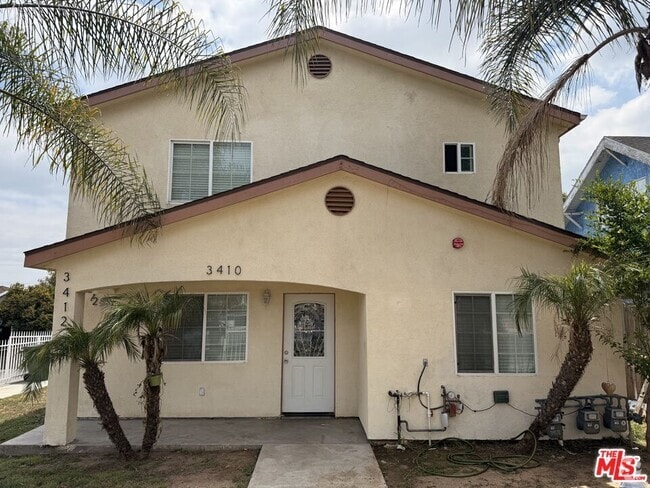 Building Photo - 3410 E 7th St Rental