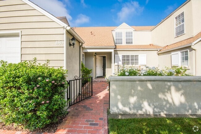 Building Photo - Bright Beautiful Tamarack Point Townhome!