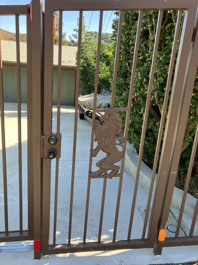 Pedestrian gate - 3548 Gladiola Dr