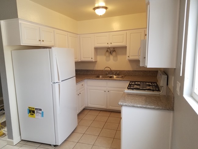 Building Photo - 8930 Edgemoor Dr Unit 3