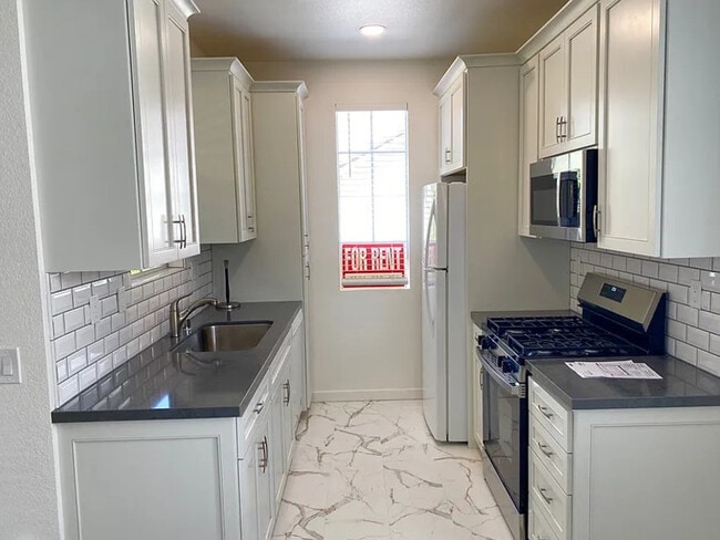 Building Photo - 10884 Sabre Hill Dr Unit 308