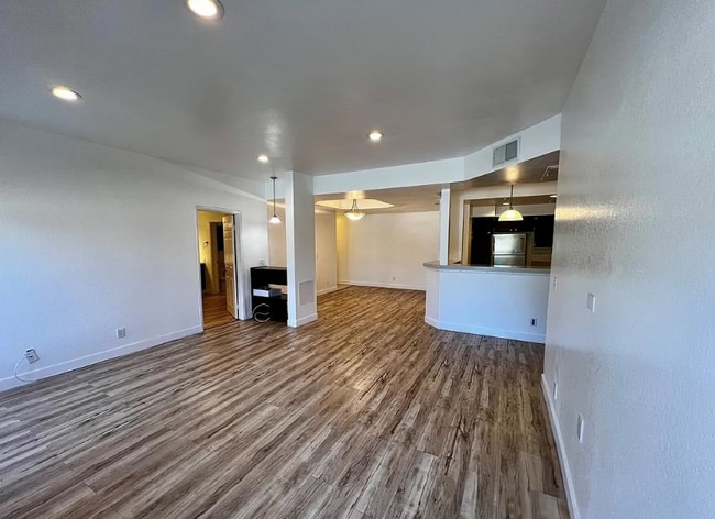 Photo - 5420 Sylmar Ave Condo