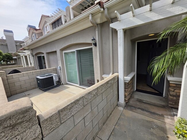 Building Photo - Stylish 3 Bedroom Townhome in Prime Huntington Beach Location