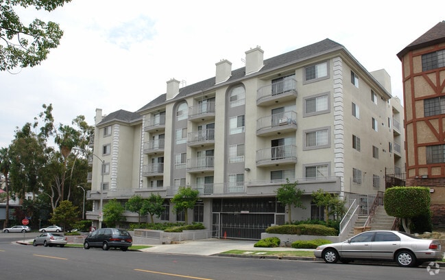 400 - 400 Apartments