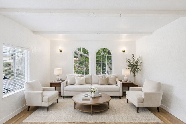 Building Photo - 1533 E 3rd St Unit 1535