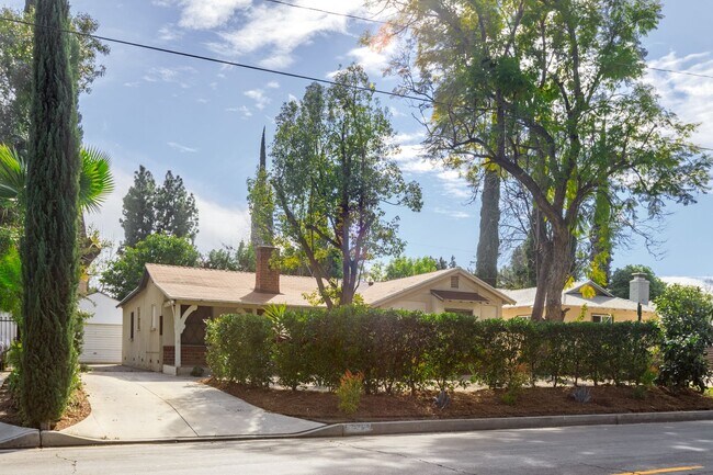 Photo - Cozy 3-bedroom Home Nestled in Encino!