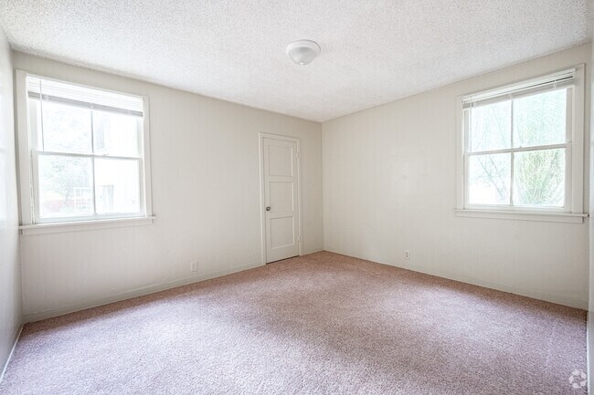 1BR, 1BA - 700SF - Bedroom - Park Manor