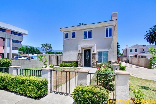 Photo - 58 S Altadena Dr House