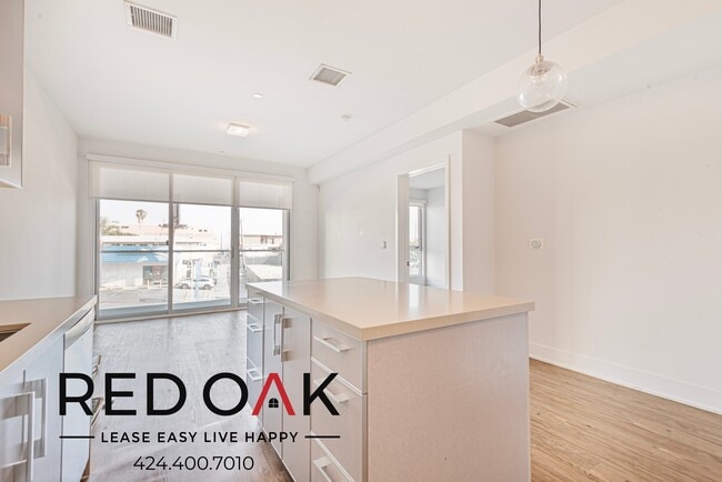 Building Photo - 1168 S Barrington Ave Unit 209 Rental