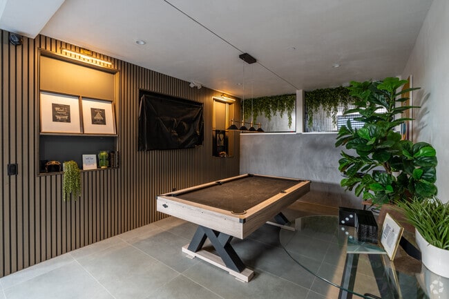 Courtyard 2 - 8940 Reseda Blvd