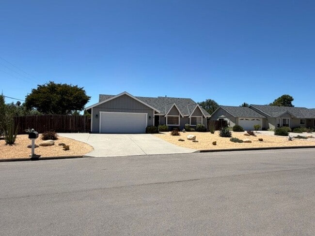 Building Photo - Three Bedroom Single Family Home