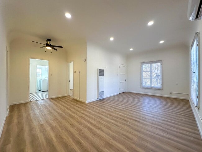 Building Photo - 810 E Chevy Chase Dr