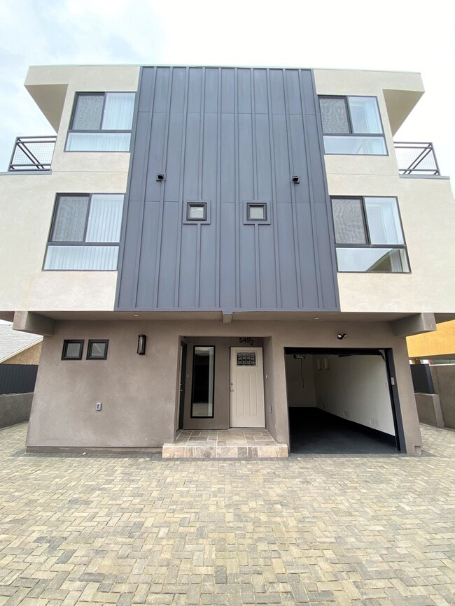 Photo - 545 N Kingsley Dr
