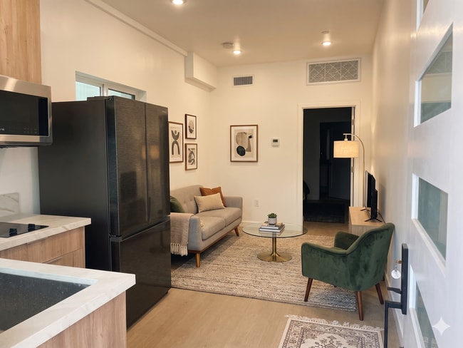 Building Photo - 1376 Edgecliffe Dr Unit #1376 3/4