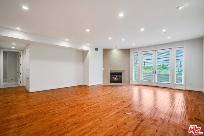 Building Photo - 1517 S Bentley Ave Unit 204