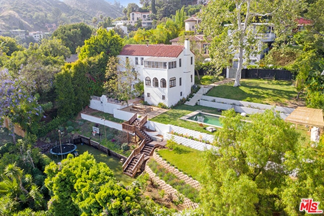 Building Photo - 6402 Ivarene Ave