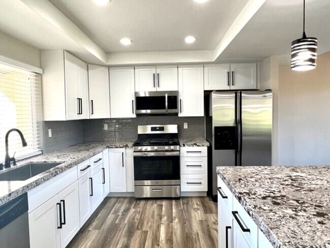 Building Photo - 3 Bedroom Pool Home on Golf Course