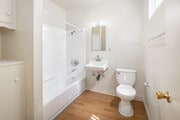 1BR, 1BA - 800SF - Bathroom - Beachside Apartments