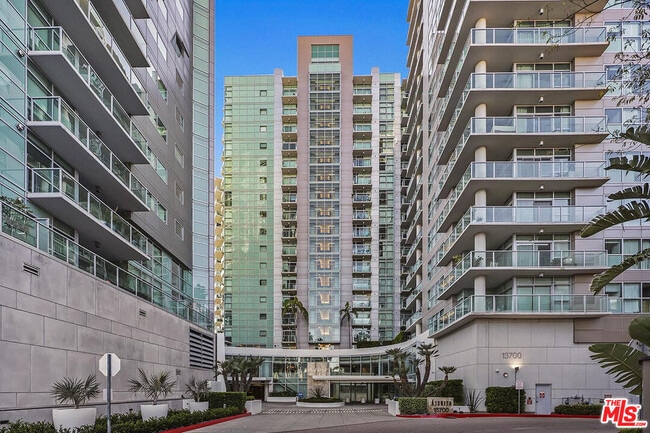 Building Photo - 13700 Marina Pointe Dr Unit 1114