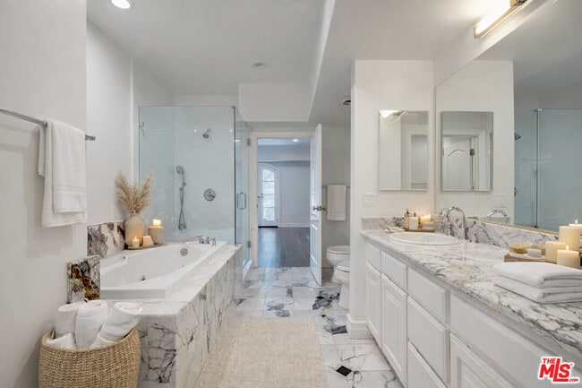 Photo - 353 S Reeves Dr Unit 200