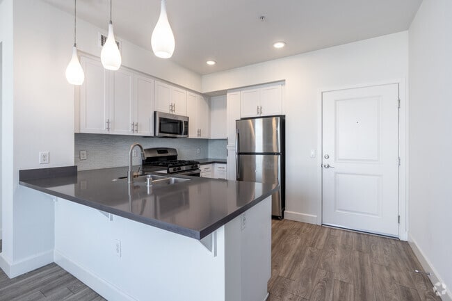 1BR, 1BA - 773SF - Kitchen - Metro at Main