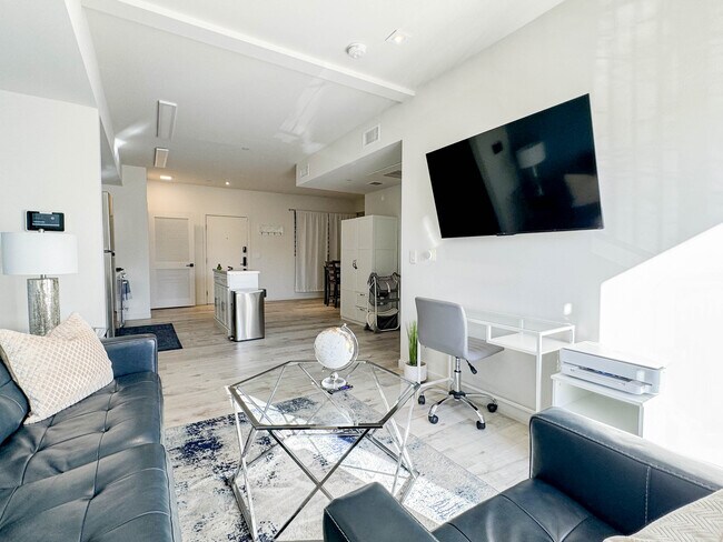 1 BD, 1 BA - Living Area (Monroe) - Legacy Tamarind