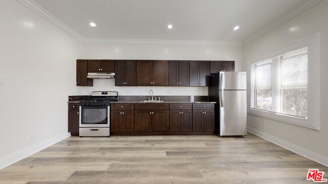 Building Photo - 1117 S Westlake Ave Unit 306