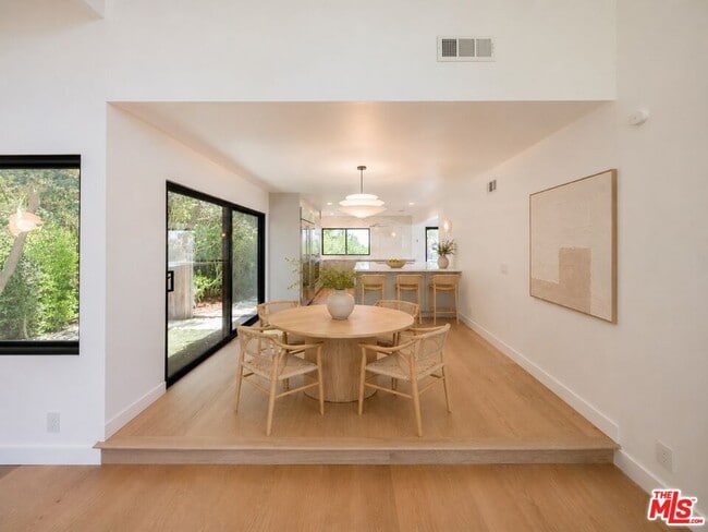 Photo - 13302 Mulholland Dr
