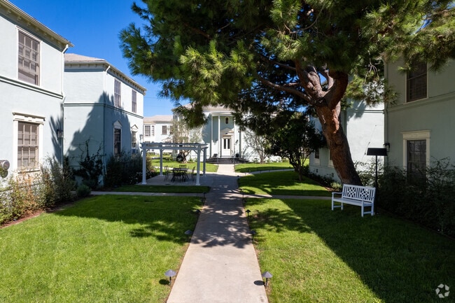 Main Courtyard - 1828-1850 N Edgemont Street Los Angeles, C...