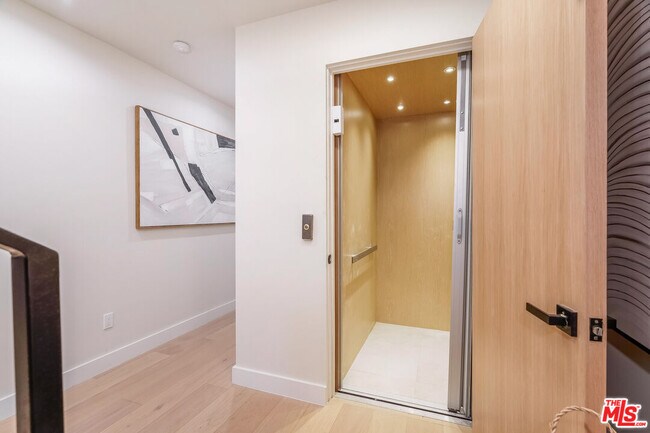 Photo - 1859 Barry Ave