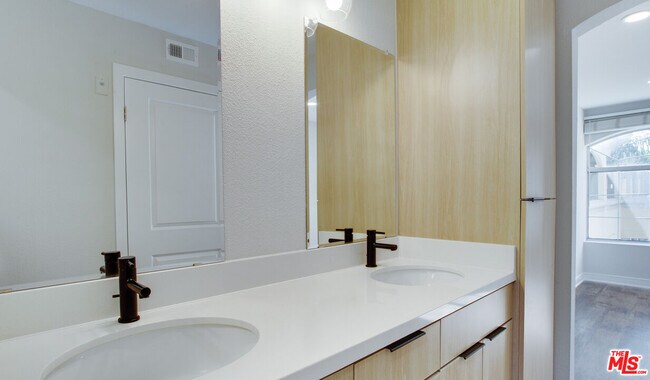 Photo - 7660 Beverly Blvd Unit 169