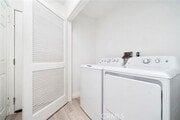 Photo - 648 W 1st St