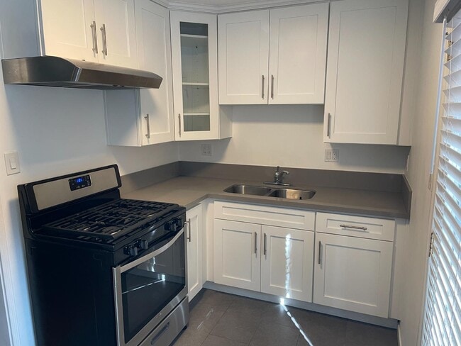 Photo - 955 Hyperion Ave