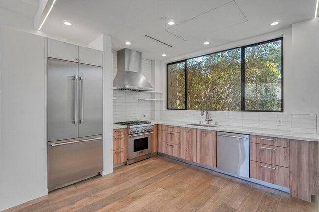 Photo - 1447 N Martel Ave