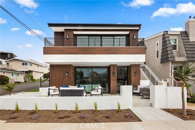 Photo - 520 Iris Ave