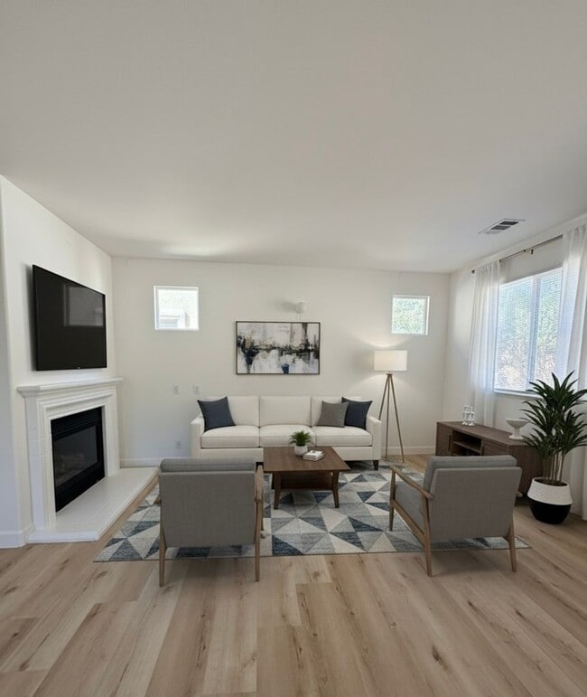 Photo - Beautiful Tri-Level Home in Prestigious Oa...