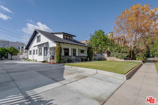 Building Photo - 247 S Catalina Ave Rental