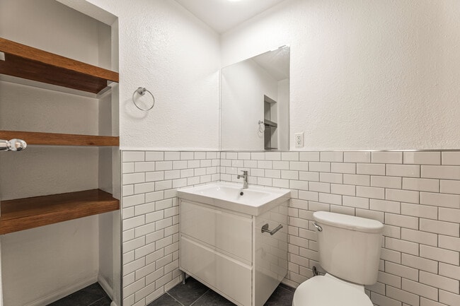 Building Photo - 3611 1/2 W 4th St Unit 3611.5