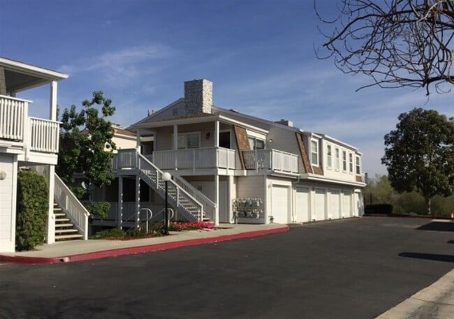 Building Photo - Bright 2 Bedroom Condo in Oceanside!
