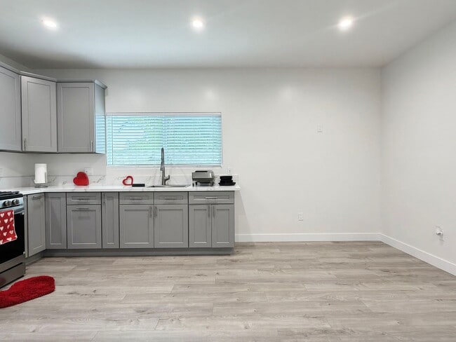 Photo - **5827 Eastbrook Ave Lakewood** Upstairs 1 bedroom 1 bath !! 2 weeks free OAC !!