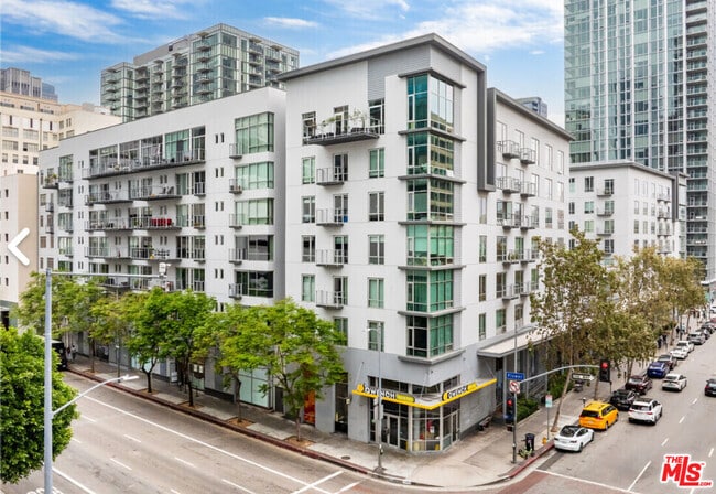 Building Photo - 645 W 9th St Unit 422