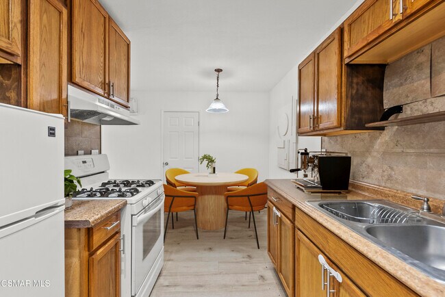 Photo - 8800 Cedros Ave