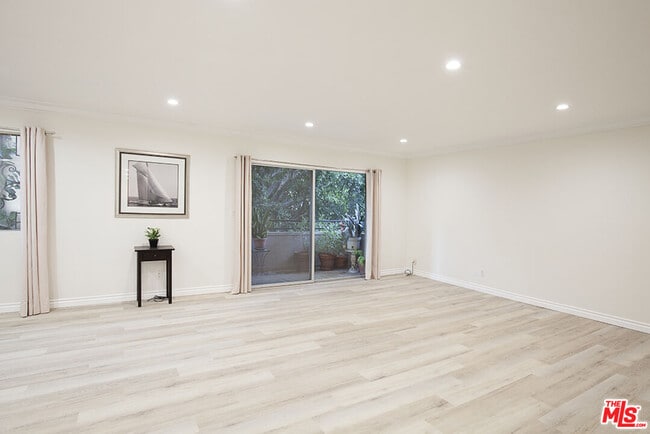 Photo - 6708 Hillpark Dr Unit 202