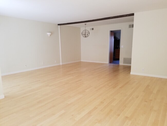 Dining area - 1909 Pelham Ave Unit 104